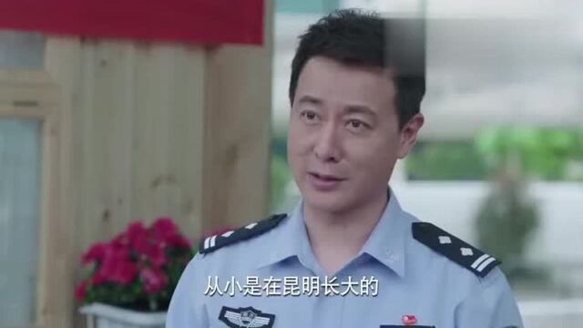 剧情:警犬见女警激动,直接就要扑女警身上,女警吓得花容失色