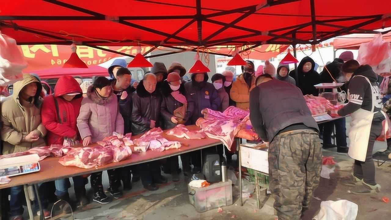 東北過年豬肉排隊買,一買就是100多塊錢的,年底豬肉生意最紅火