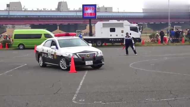 公安警车视频表演,警察的车技有多高,看完特技表演才知道