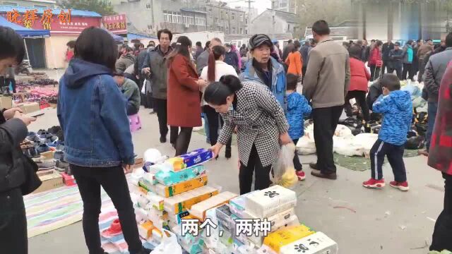 生意现场,地摊销售女精英再次展现她的销售能力,你学到了吗?