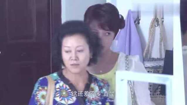 奶奶带着女儿去看孙子,没想到孙子衣服上的字,奶奶看呆了