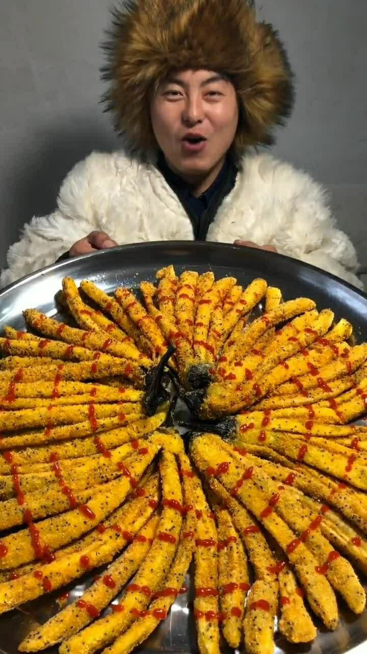 这是网红茄子的成品,我先来一口尝尝好吃吗!