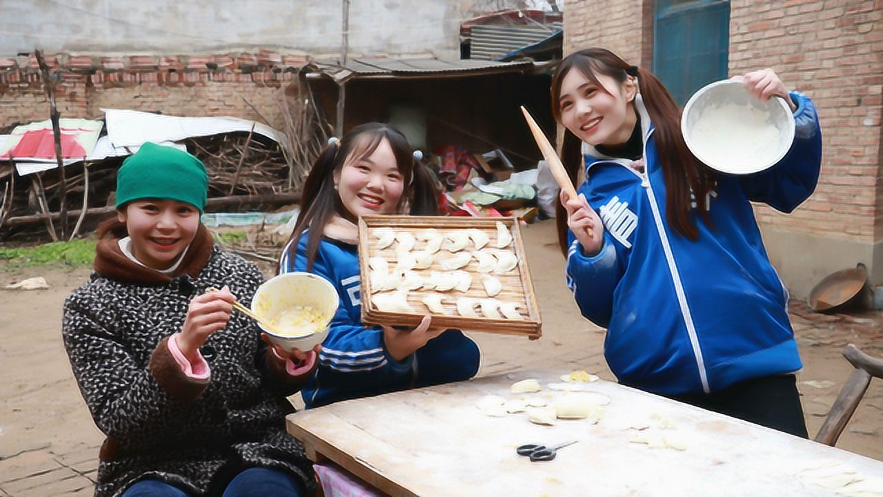 包饺子1:年三十包饺子,圆圆和小美帮妈妈包饺子!真有趣
