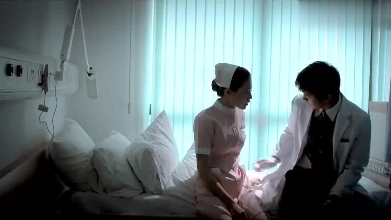 男医生给女护士打针，下一秒女护士差点吓死_高清