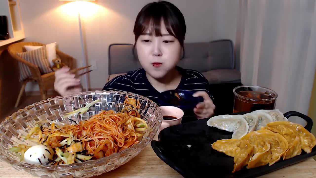 韩国吃货小胖妹,吃饺子,鸡蛋和拌面,太过瘾了