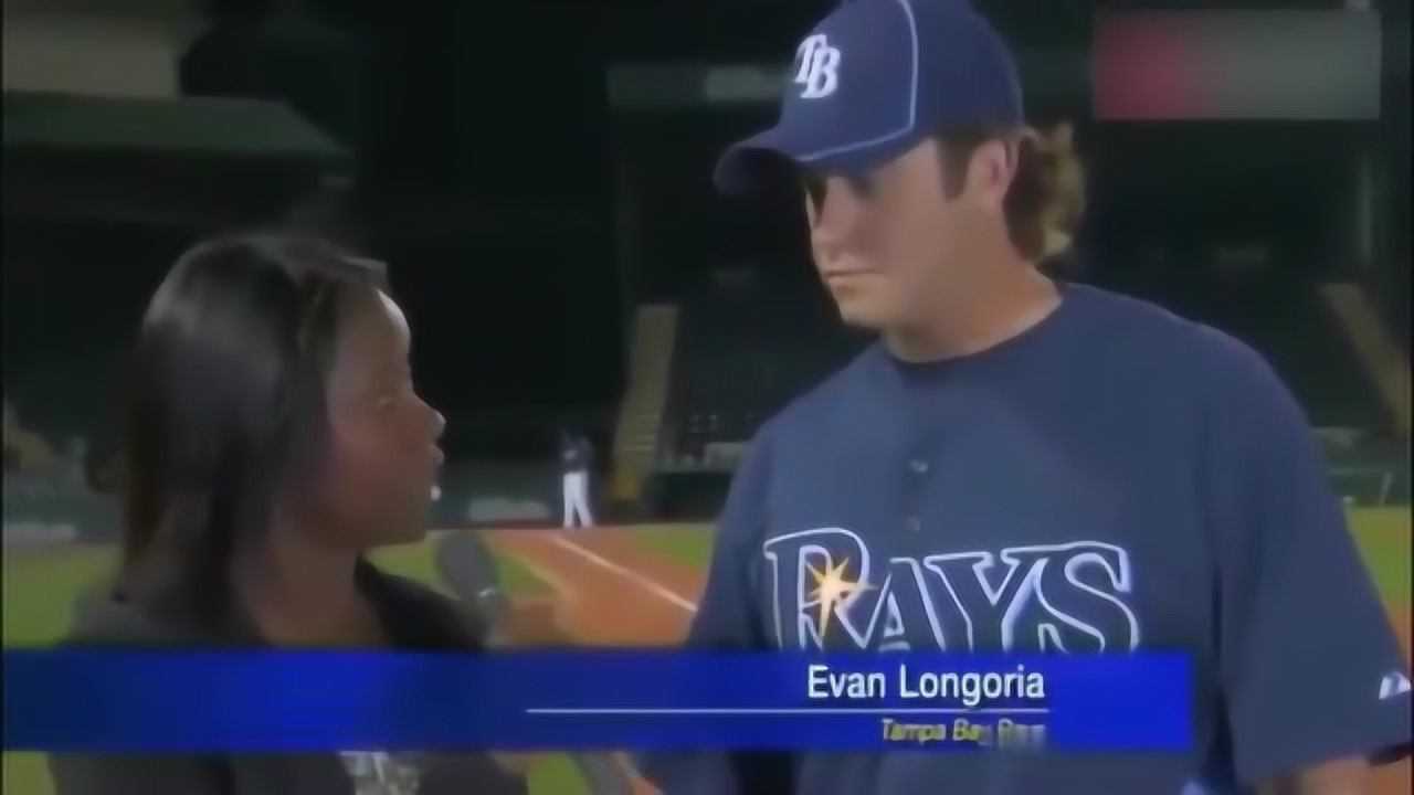 棒球员接受记者采访时飞来一个球，这反应速度，记者的脸都白了_腾讯视频