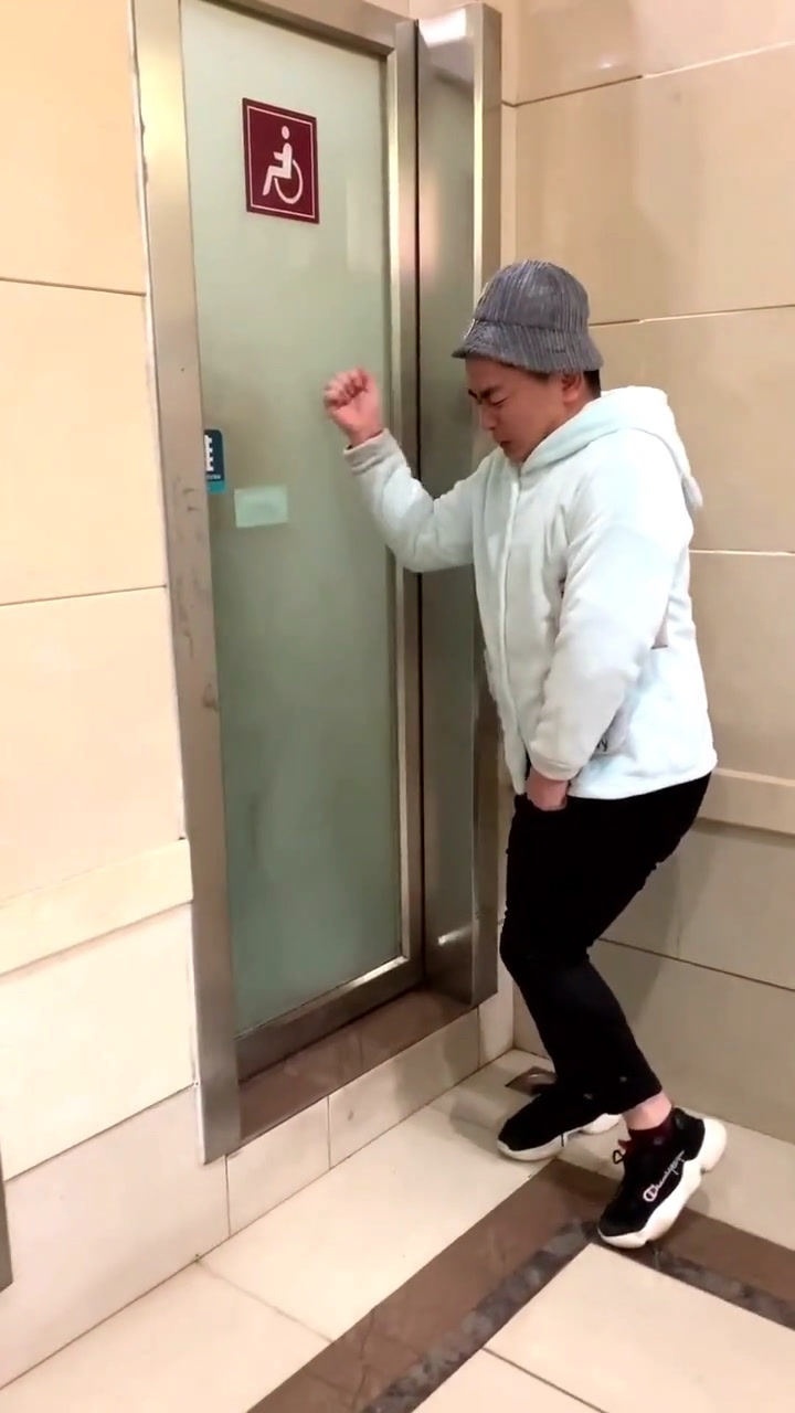 又拉到裤子里了!