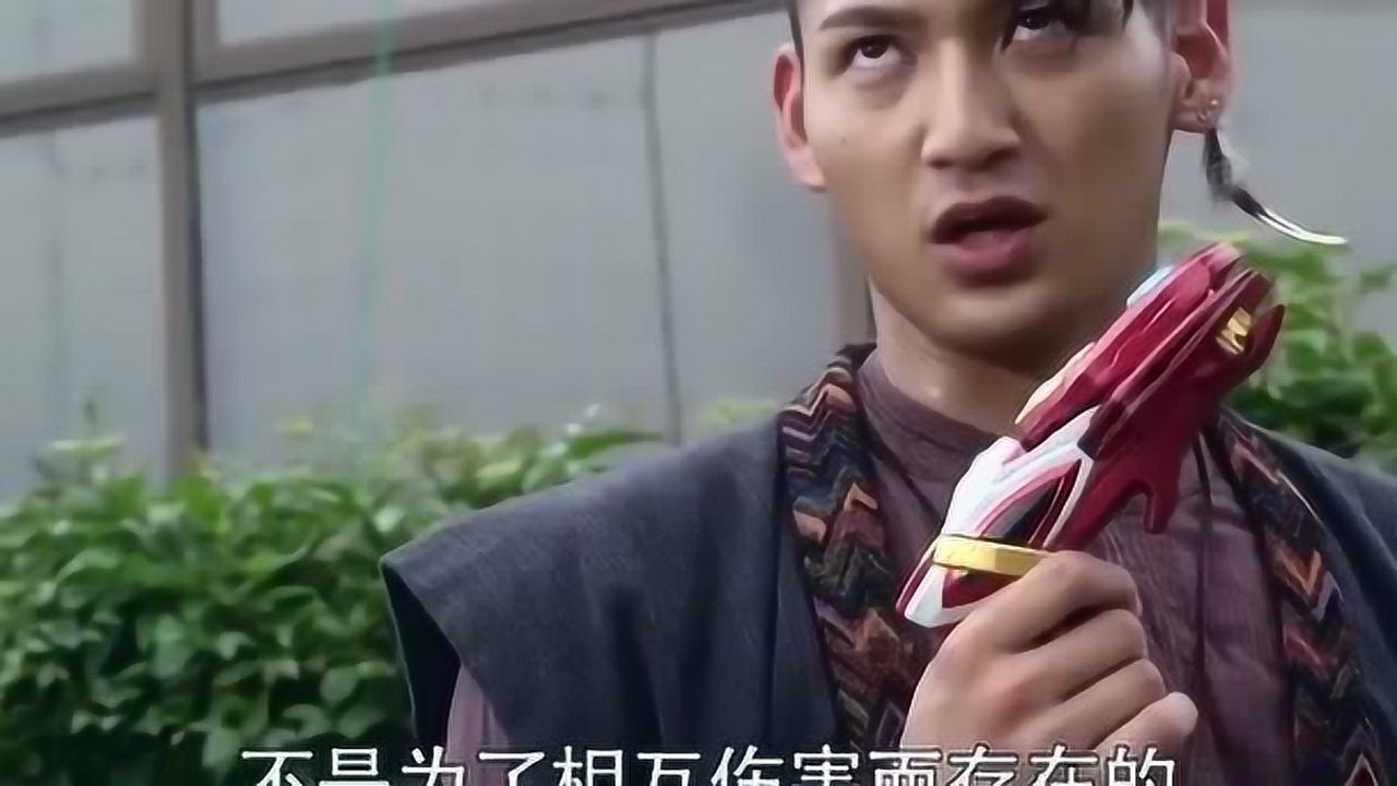 银河奥特曼翔拿出召唤枪变成了奥特曼
