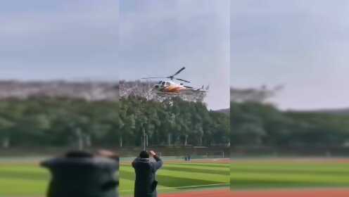 由武汉大学校友捐资购买口罩和防护服，由专用直升机运送，于今天13:05安全着陆武大风雨操场！👍