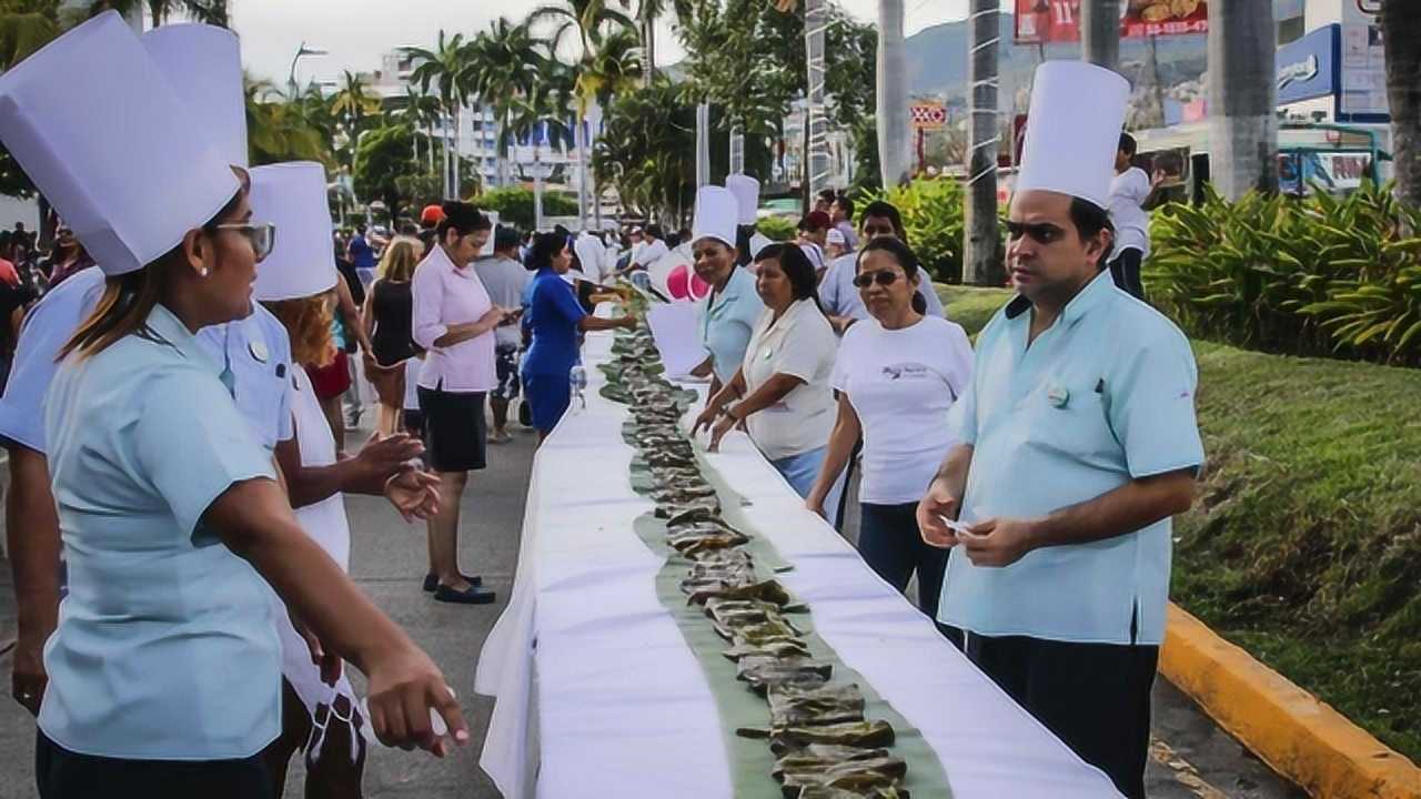 墨西哥庆祝宗教节日制作超大玉米粽子,长度达到470米