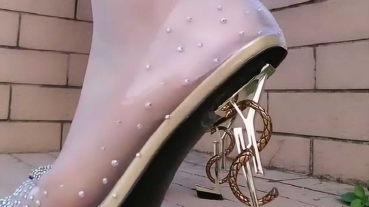 老公每天让我带着口罩穿着高跟鞋逛公园,太尴尬了!