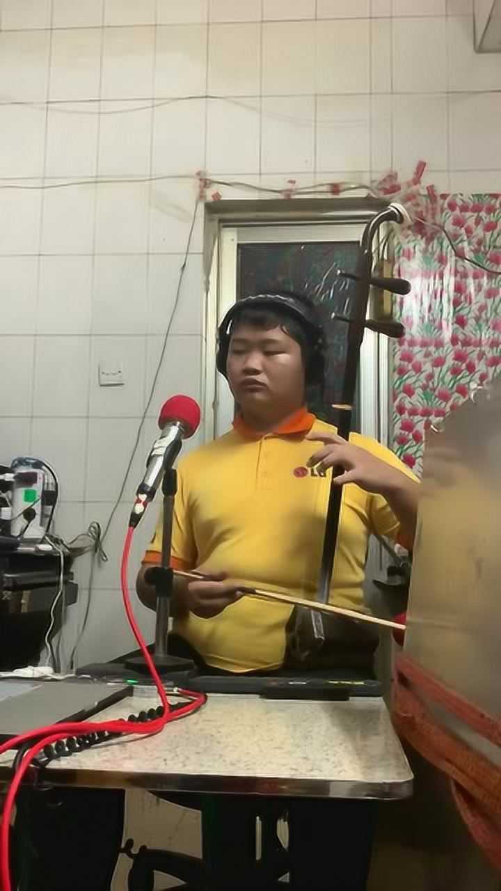 盲人小伙二胡演奏儿歌虫儿飞