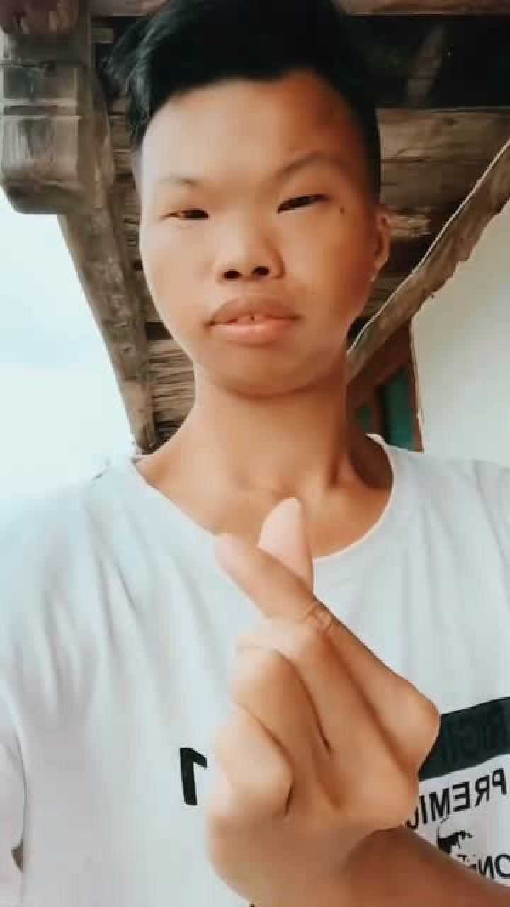 贵州精神小伙给你比心_腾讯视频