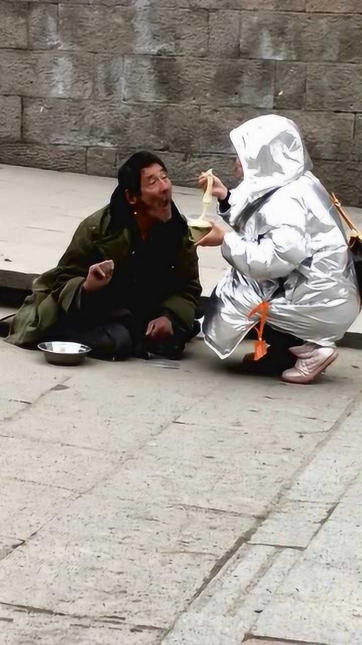 在街头拍到这一幕,美女风雪中喂乞丐吃面,网友人间尚有真情在_高清1080P在线观看平台_腾讯视频