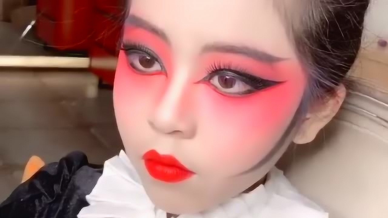 闺女马上出场表演了,这国粹戏曲妆画好,定能惊艳全场