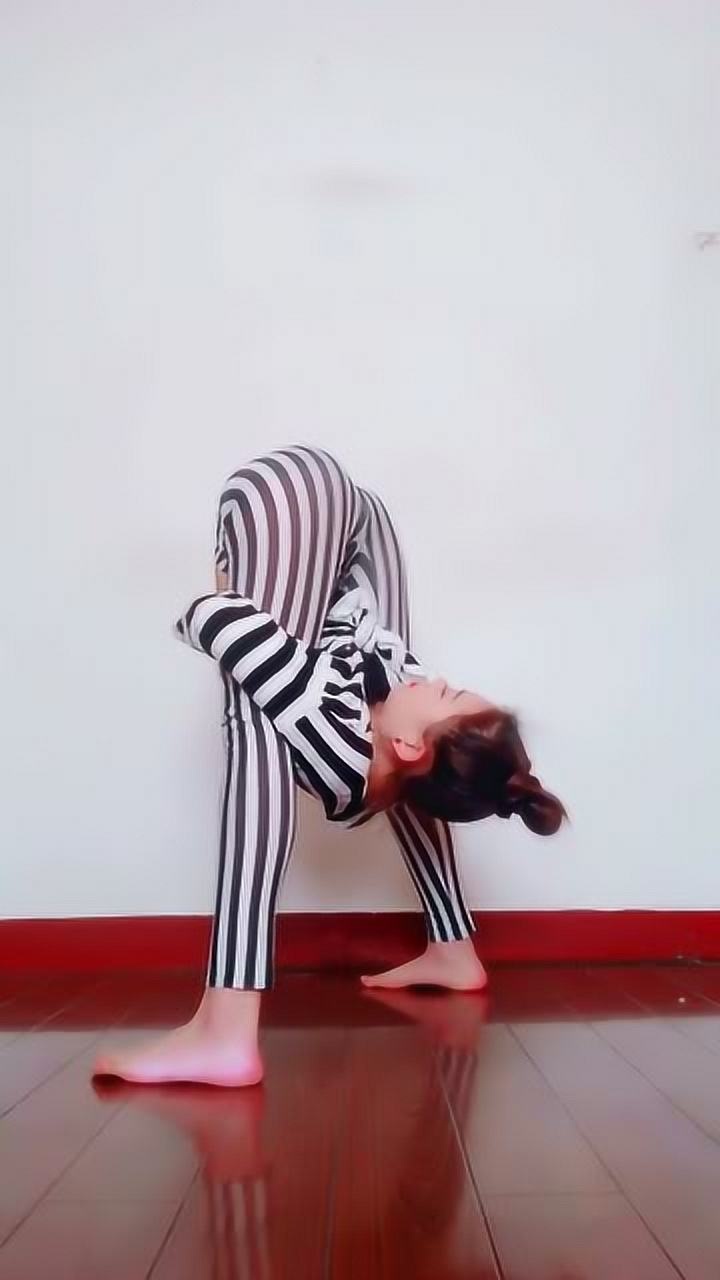 小姐姐在家练习柔术,一个动作让我看了好几遍,总感觉不是真的!