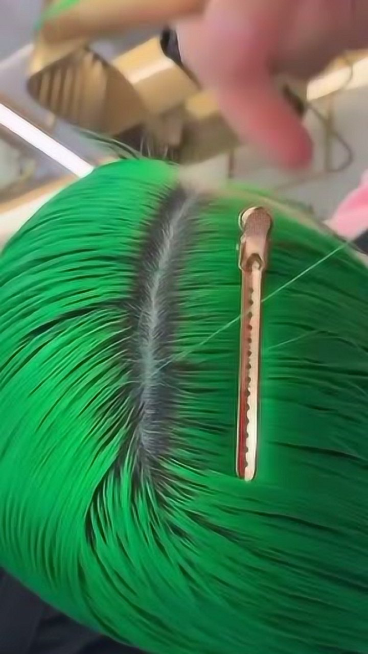 有个会做发型的男朋友有多幸福你还别说绿色还挺好看的