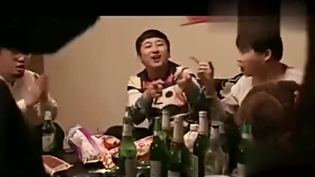 男子和美女玩游戏，输了就要脱衣服，不料男子最后输惨了