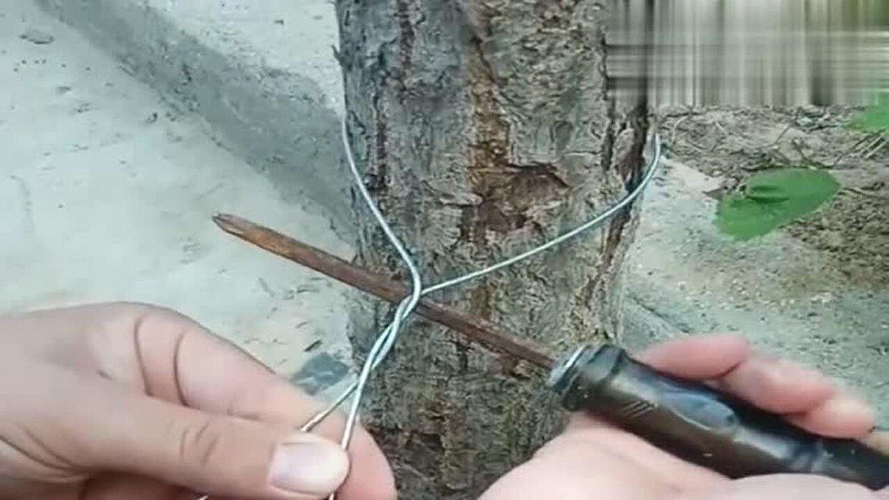 俗称驴打滚的技巧这样拧铁丝不会伤手速度还快