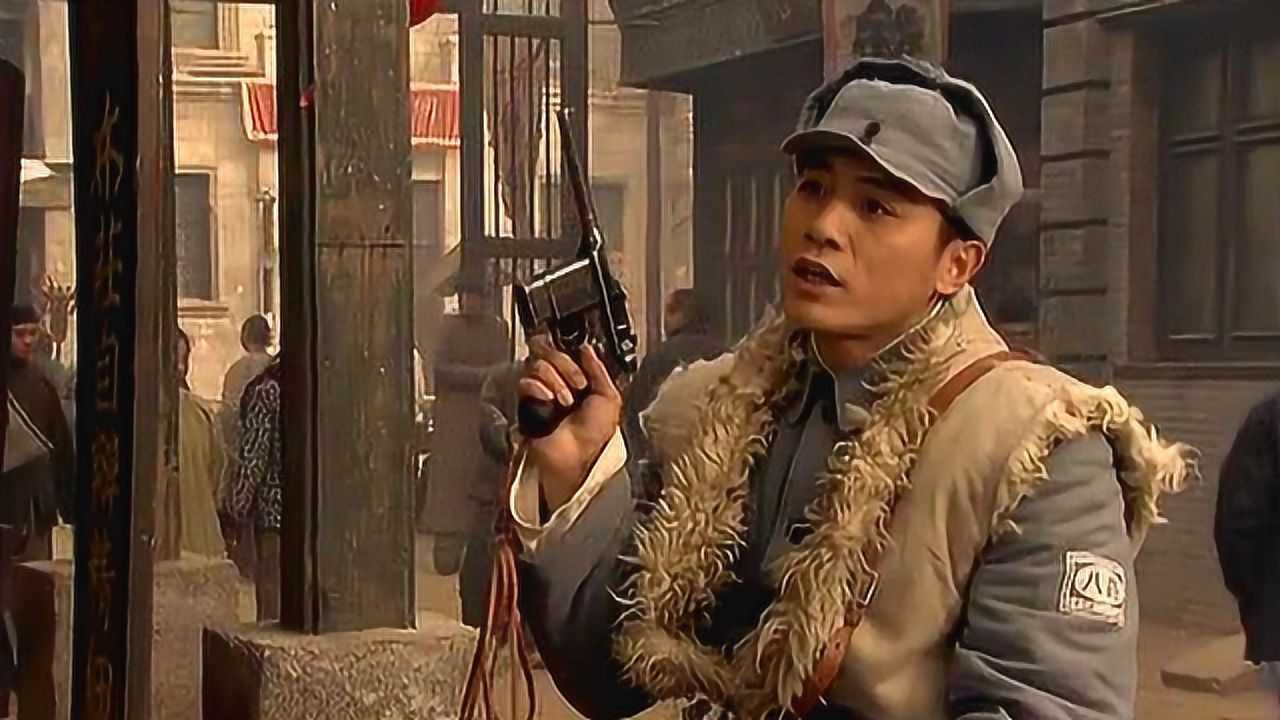 军统特务在八路军办事处门口监视被八路军小战士拔枪教训