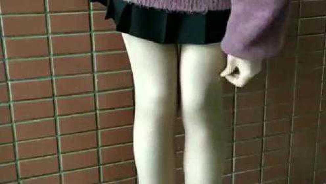 你永远不知道女生裙子下面穿了什么？轻轻一捏，真相了！_腾讯视频