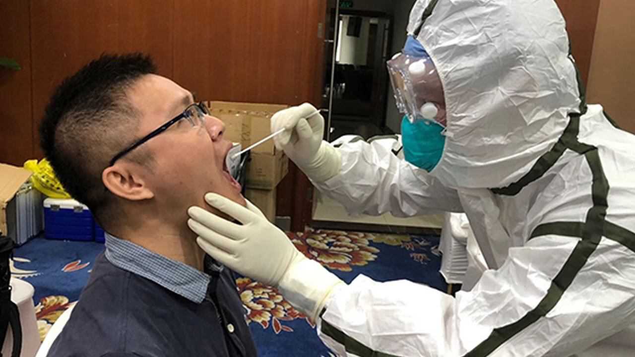 战疫最前线鼻咽拭子采样他们在距离病毒最近的地方工作