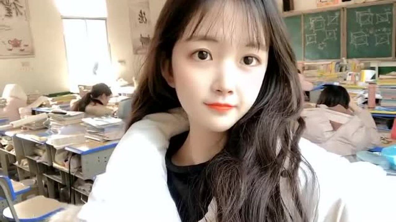 二八年华的高中生少女她这自拍的样子看着十分清纯十分可爱