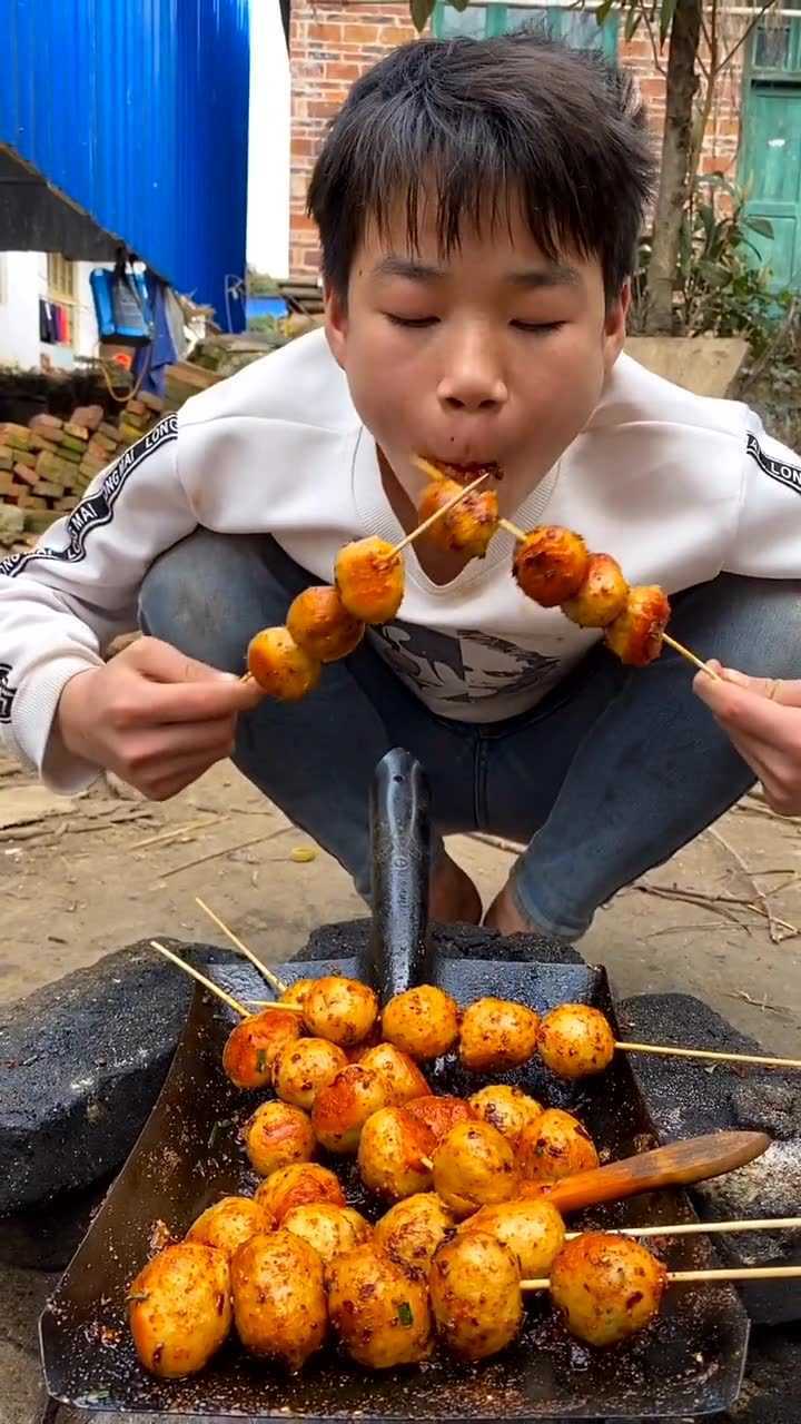 农村浪人:铁铲牛肉丸熟了,兄弟们开吃了