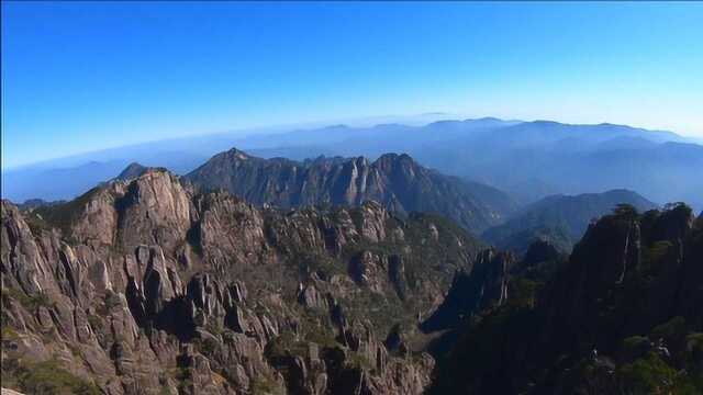 安徽黄山游,在黄山光明顶一览众山,晴空万里赏心悦目,心情大好!