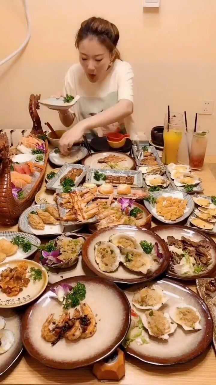 吃自助最烦恼的是吃不饱?大胃王猪小妹的胃口真是不得了!