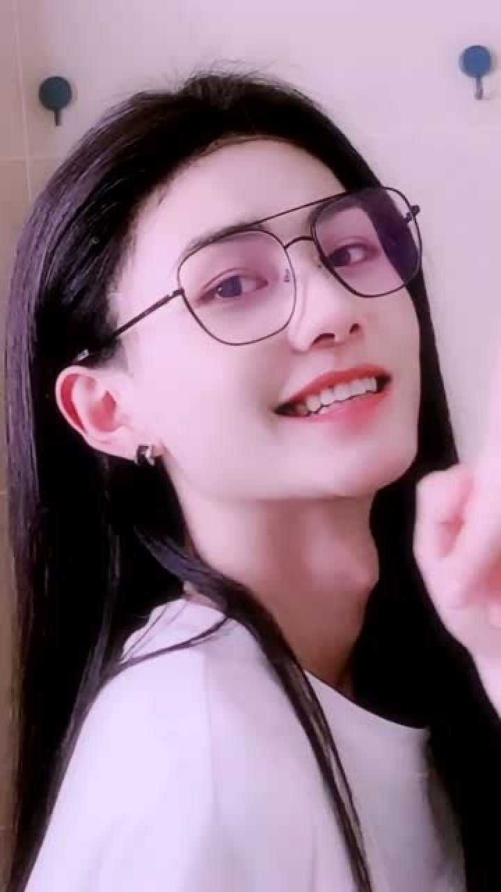 这么美的大美女竟然有喉结是个男人我接受不了啊