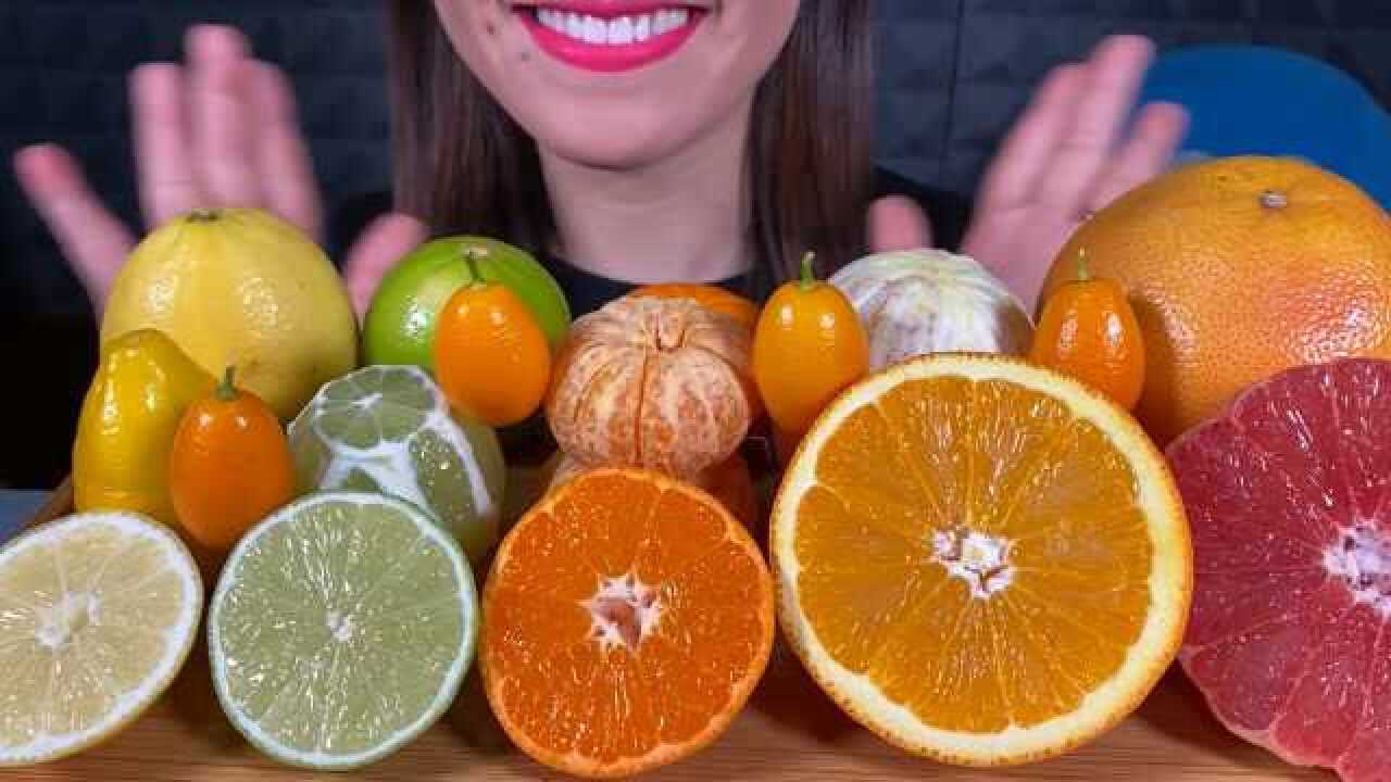 丰盛的柑橘类水果,黄灿灿的光泽中,散发着浓郁香气