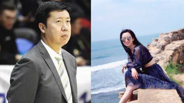 她是王治郅第二任妻子,两人整整相差13岁,低调陪同岳父现身八一主场