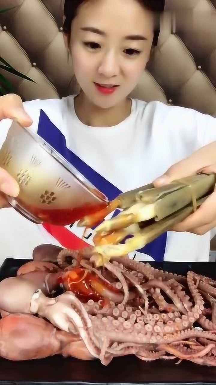海鲜美食吃播:美女吃竹节蛏,蘸酱吃过瘾!