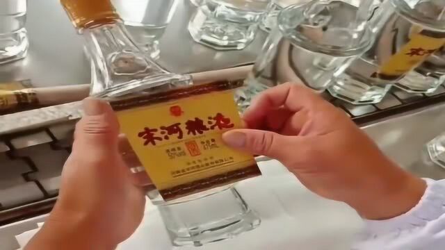 酒好不好不知道,反正一贴上这个标签就值钱了,真是长见识了!