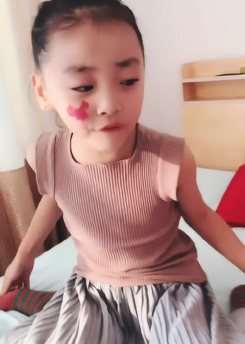 焱娃娃在学校学习的弟子规,回家背给妈妈听,真棒!