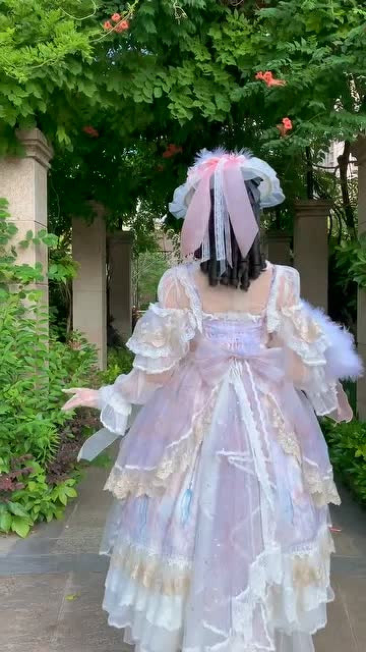 洛丽塔lo娘,看这背影绝对是富婆了,一身衣服都是钱!