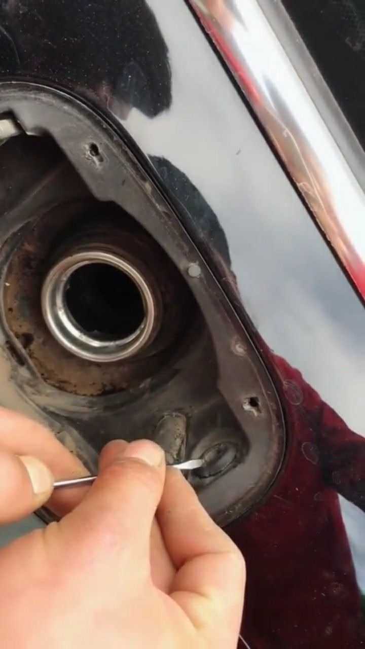 奥迪a6油箱盖拆卸方法