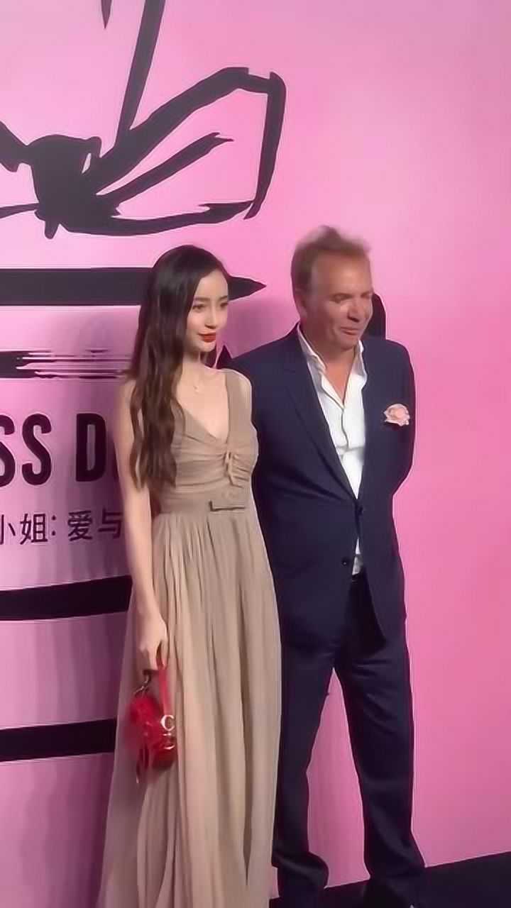 杨颖和老外握手同框到底谁更有气场一些