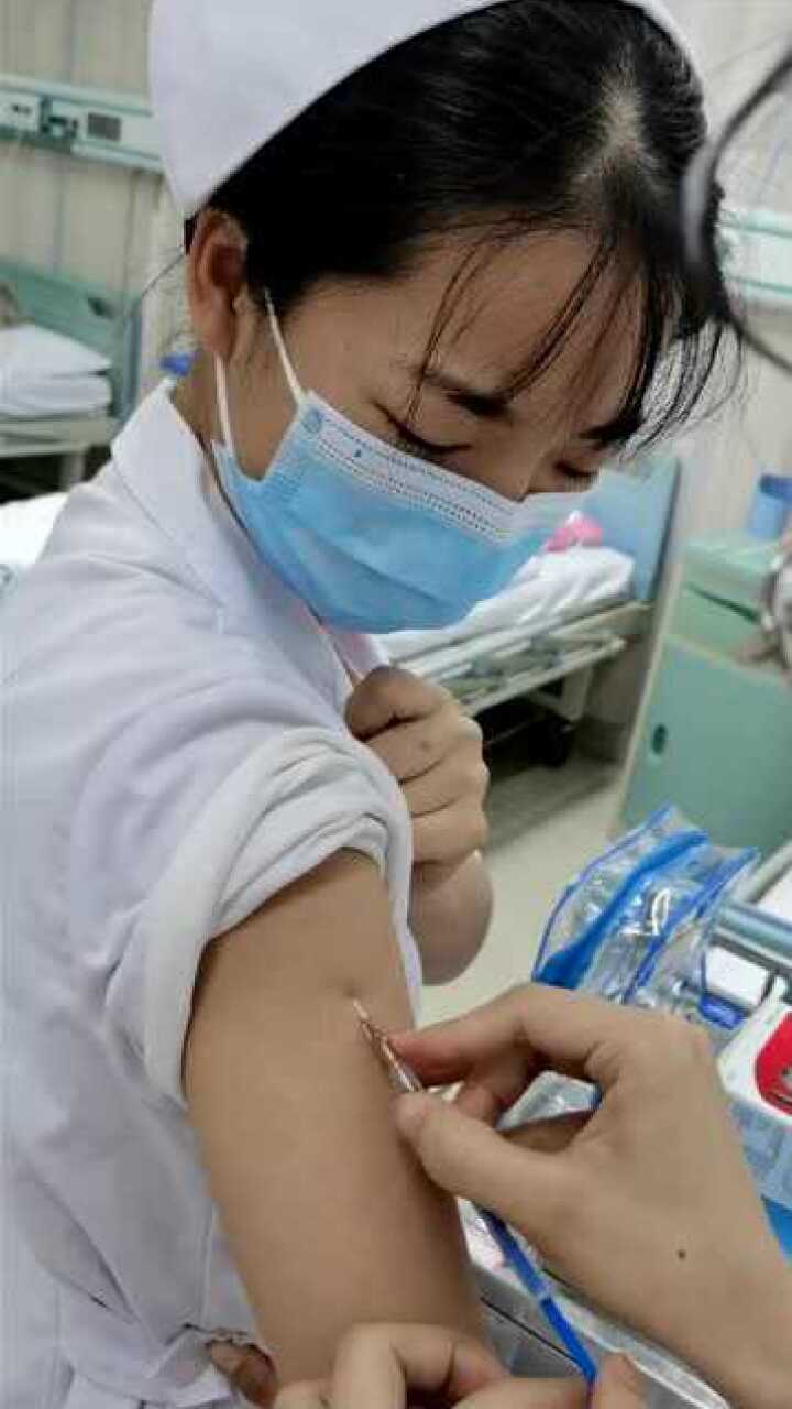 来看看护士生病了也是同行打针的