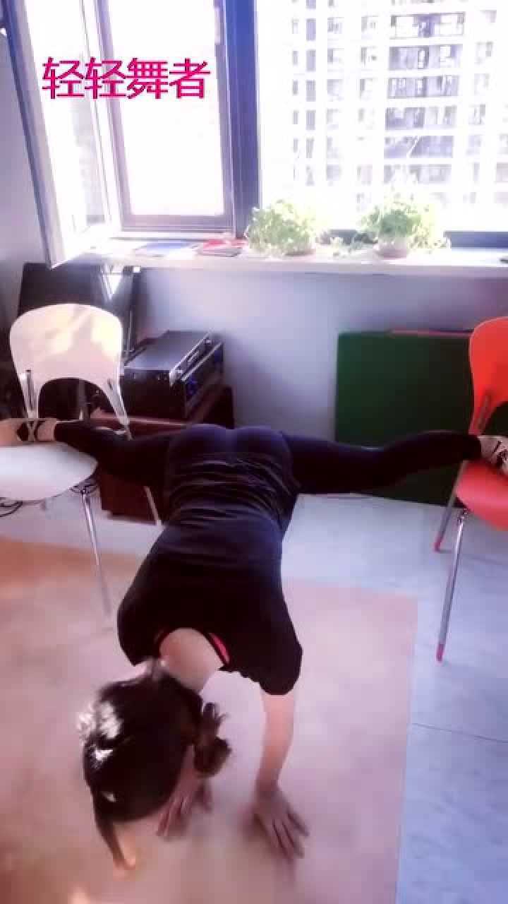 舞蹈女生悬空撕横叉疼得坚持不住了