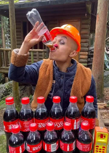 光头强喝可乐让你喝这么多这下拉肚子了