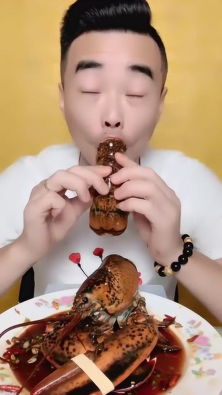 小伙吃生呛龙虾,挑战用嘴吸出来,最后的表情太搞笑了
