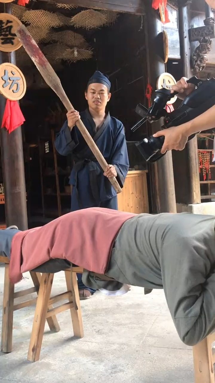 拍戏现场打板子,原来是真打啊_腾讯视频