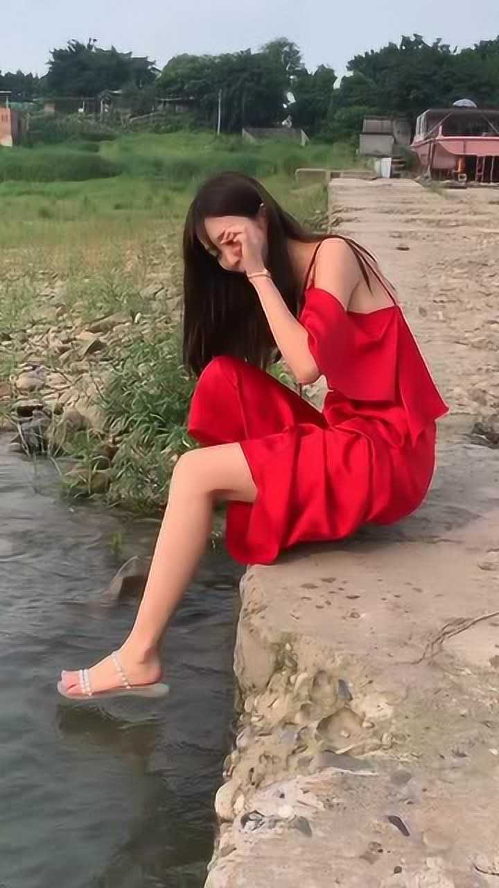 美女在河边用脚玩水结果喝了自己的洗脚水此时内心是崩溃的