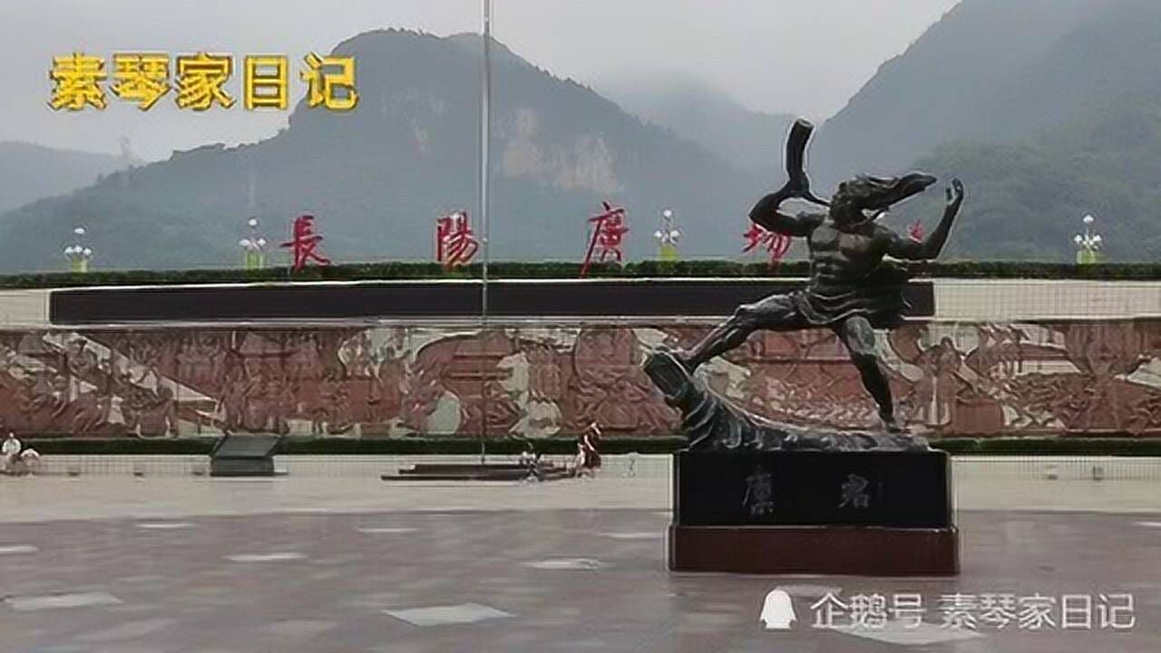 实拍湖北宜昌长阳县广场建的非常壮观就是人不多