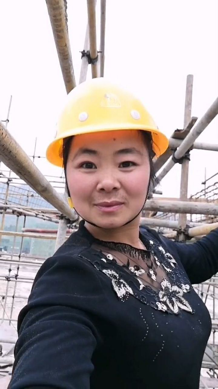 女人在工地也一样干活我真是太不容易了