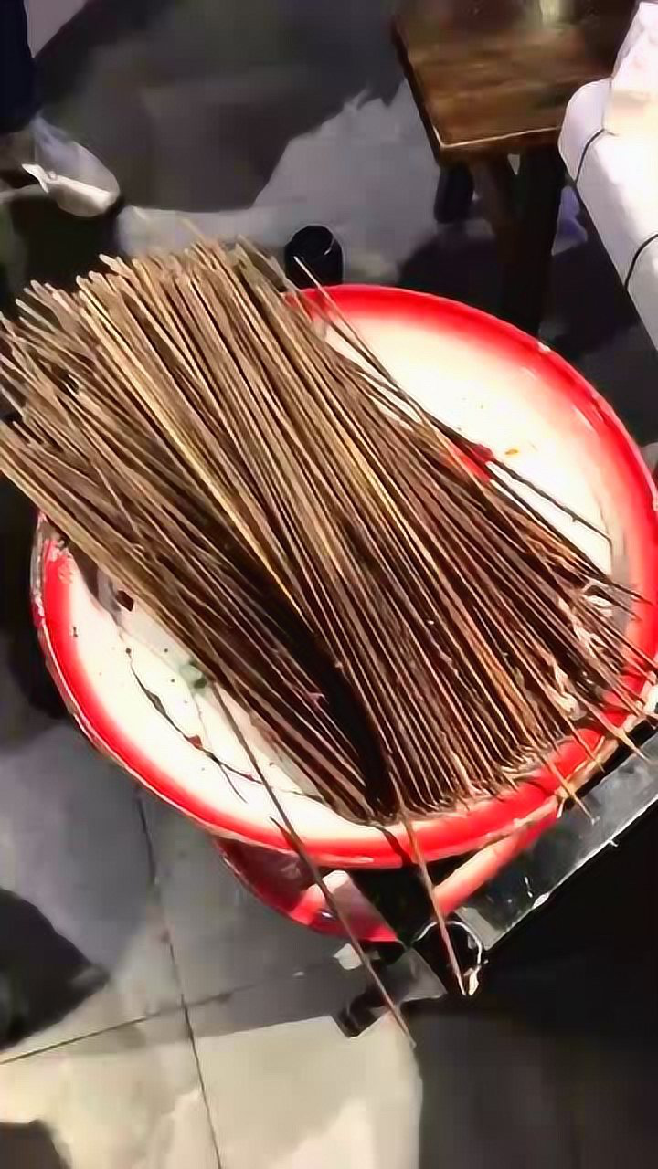 浪胃仙因为吃太多导致穿串的阿姨穿到最后纷纷辞职不干了