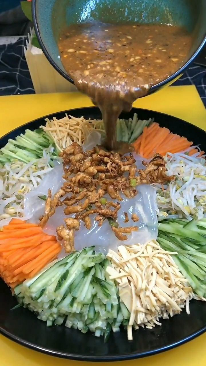 我们今天做个东北大凉菜,学会了教给家人们