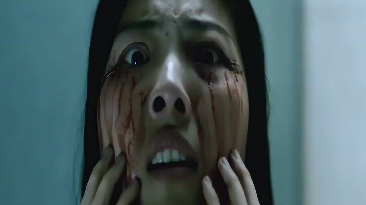 美女校花发现同学在浴室哭泣,本想上前安慰,最后恐怖事情发生!